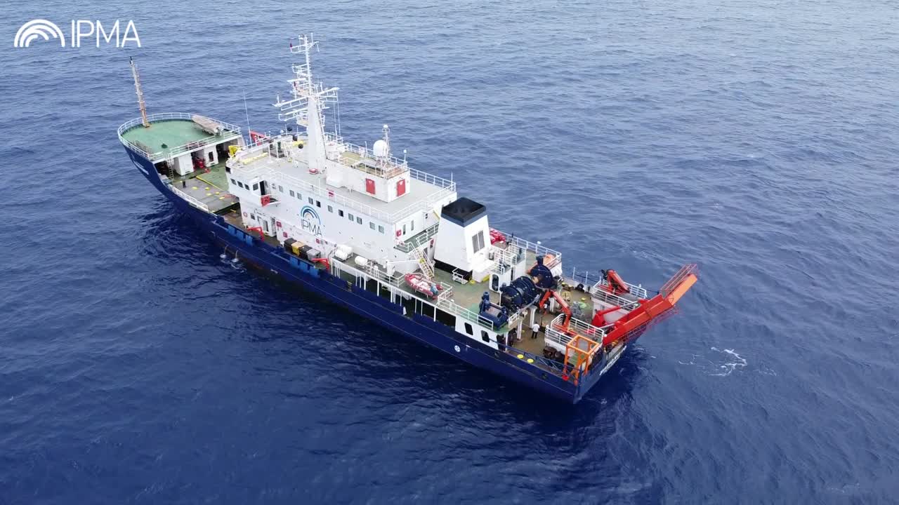  Imagem de drone do Navio de Investigação Mário Ruivo do IPMA 