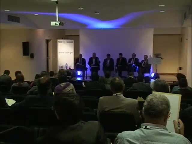 F�rum sobre a governa��o da Internet - Lu�s Magalh�es (Professor do Instituto Superior T�cnico); Frederic Donck (Diretor do European Regional Bureau Internet Society); Sandra Br�s (Formadora/E-Learning Project Manager � RIPE NCC); Jos� Barros (Diretor de Rela��es Exteriores da ANACOM) e Pedro Veiga (Presidente da ISOC Portugal)